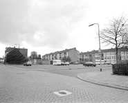 880557 Gezicht op de hoek van de Lagenoord (voorgrond) en de Noordse Parklaan te Utrecht, met een groot parkeerterrein ...